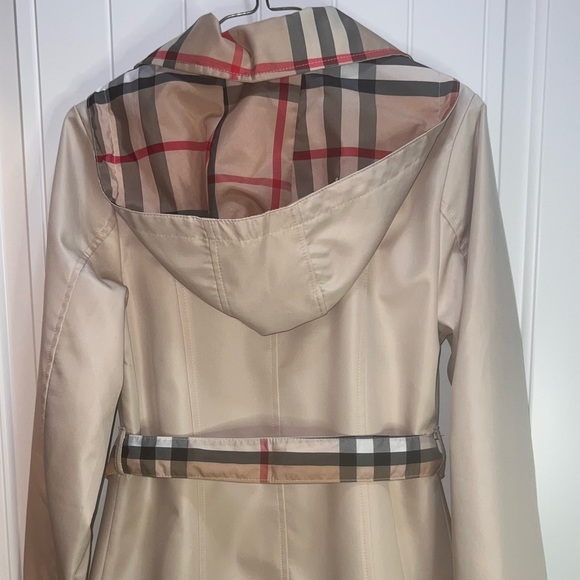 Beautiful Burberry jacket - Picture 9 of 15